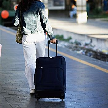 后视图,女人,拉拽,行李,火车站台,罗马,意大利
