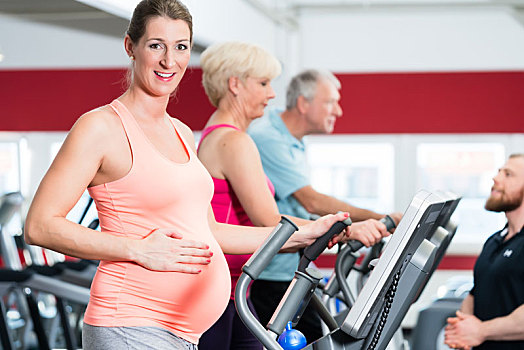 孕妇,训练,健身房,腹部