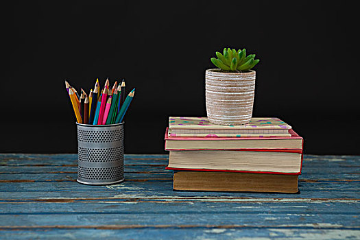 盆栽,彩笔,书本,一堆,木桌子,黑色背景