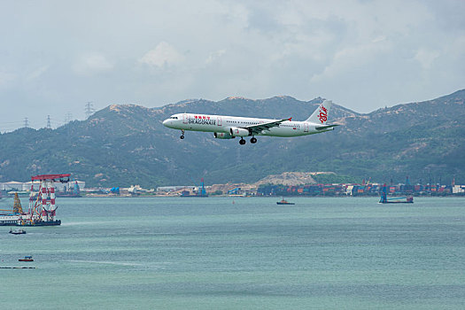 一架港龙航空的客机正降落在香港国际机场