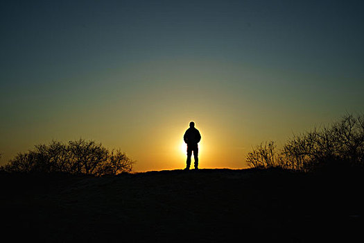 夕阳剪影人像