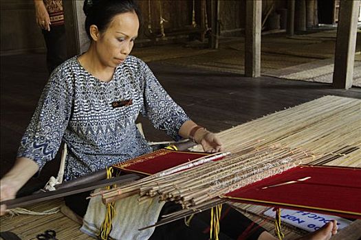 女人,织布机,沙捞越,文化,乡村,靠近,婆罗洲,马来西亚,东南亚