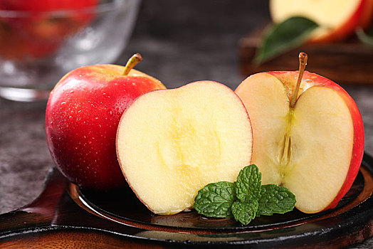 木板上的火箭苹果和切面的樱桃小苹果