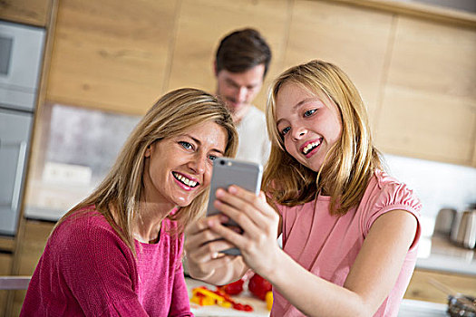 中年,女人,女儿,智能手机,餐厅