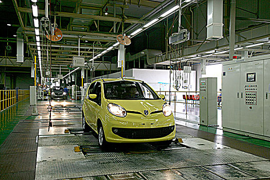 重庆长安汽车渝北工厂内正在驶过检测生产线的长安迷你奔奔轿车