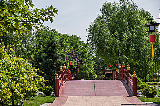 陕西省西安大唐芙蓉园里的公路上的小桥