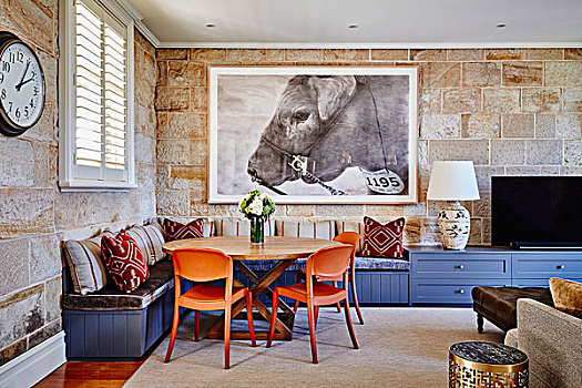 舒适,角,客厅,橙色,塑料制品,椅子,木桌子,蓝色,合适,长椅,石墙