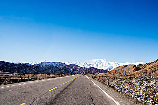 新疆,雪山,公路,蓝天