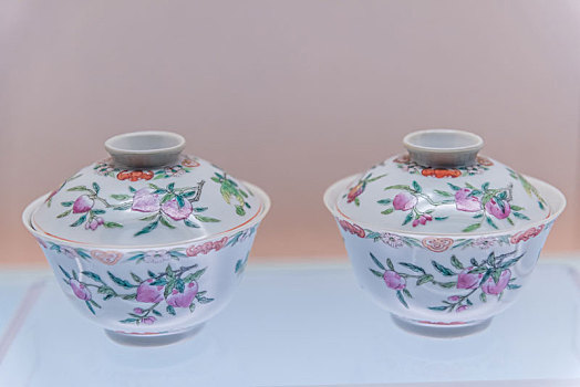 上海博物馆的清道光景德镇窑粉彩三果纹盖碗