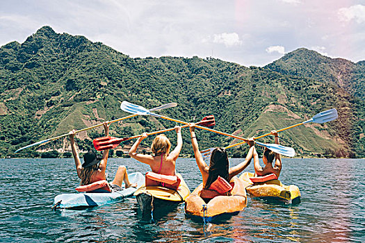 后视图,四个,女性朋友,庆贺,皮划艇,阿蒂特兰湖,危地马拉