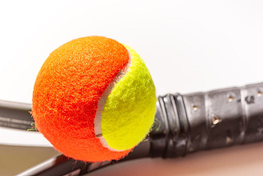 橘红色儿童网球