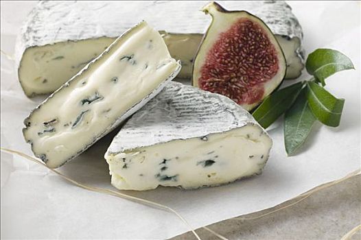 蓝纹奶酪,切削,一半,无花果,纸