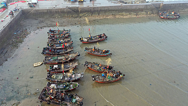 山东省日照市,晨雾里的渔码头渐渐苏醒,渔民准备出海迎接新生活