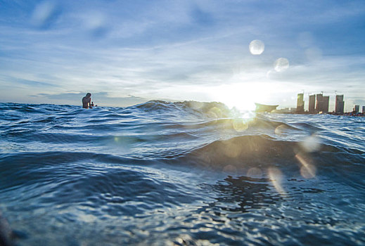 海浪,浪花,波浪,水浪,波纹,浪潮,浪,海洋,大海,海,海水,海平面,起伏,波幅,水,溅,蓝色,深蓝,冷色,移动,动感,流动,流线,纯,特写,蓝天,白云