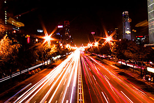 夜晚城市道路上的车灯形成了美丽的光线