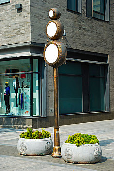 北京前门大街上的特色鼓型路灯