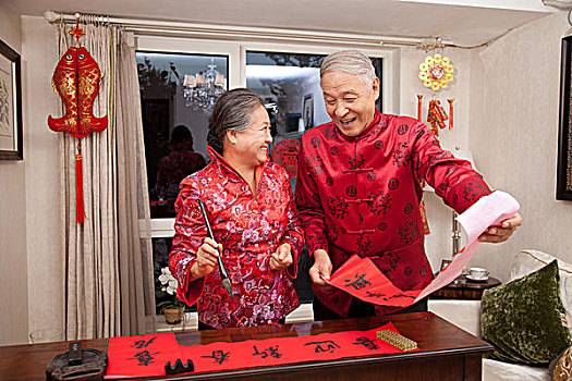 東方老人寫春聯