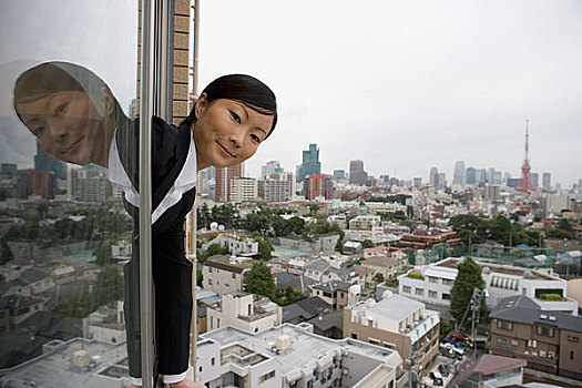 职业女性,探出,窗,高处,东京,城市