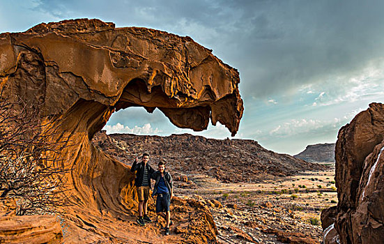 两个,青少年,站立,岩石构造,嘴,杜维尔方丹,纳米比亚,非洲