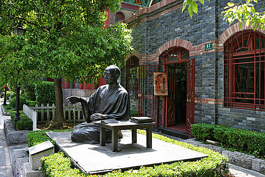 上海多伦路,文化名人街,·内山完造雕像