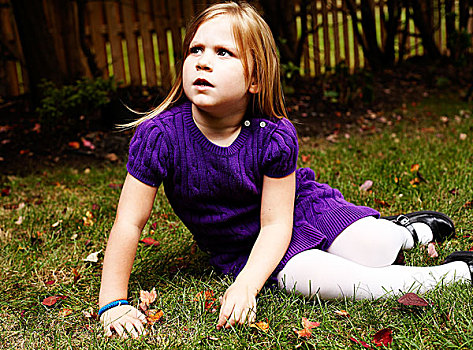 愤怒,女孩,紫色,服装,坐在地上