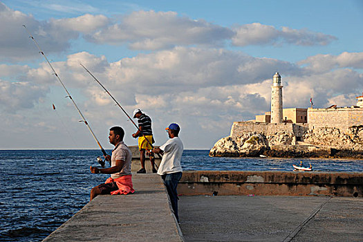 加勒比,古巴,哈瓦那,哈瓦那旧城,马雷贡,渔民