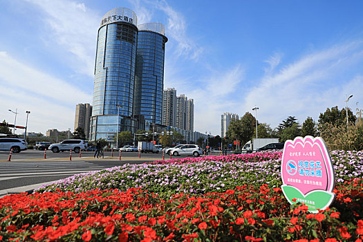 山東省日照市,藍天白云映襯下的高樓大廈風景如畫