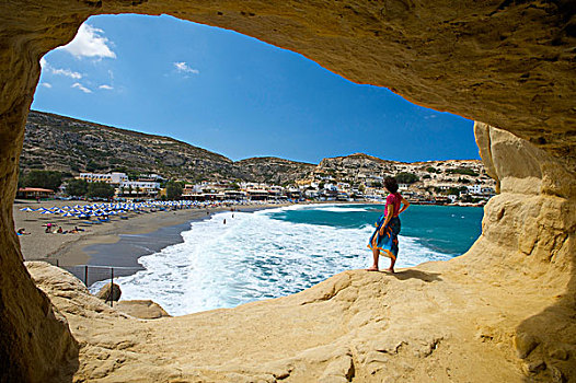 女人,站立,正面,洞穴,海滩,马塔拉,克里特岛,希腊,欧洲