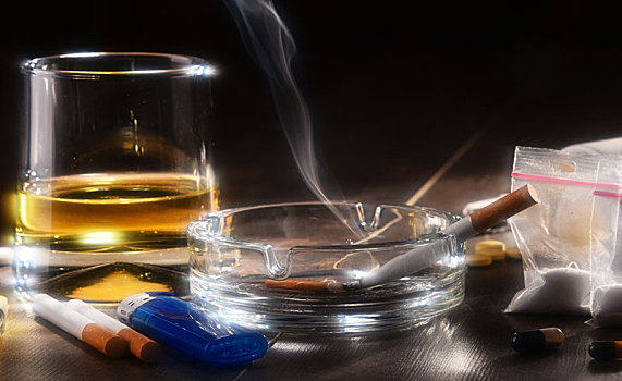 瘾性物品,酒,香烟,药品