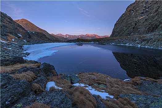 湖,山