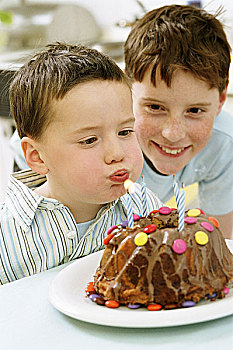男孩,吹灭,生日蜡烛,蛋糕