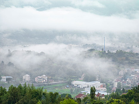 晨雾中的桐庐山村