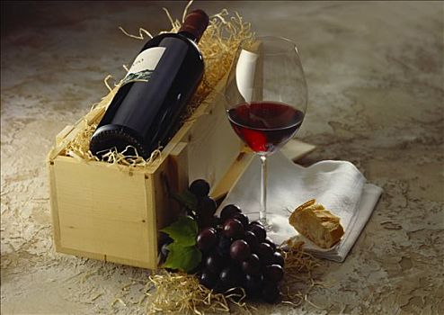 红酒瓶,葡萄酒杯,红葡萄