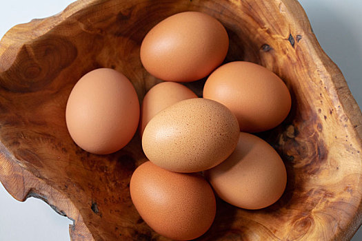 鸡蛋放在木头制的碗里