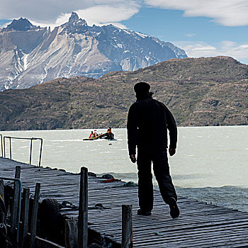 男人,走,码头,灰色,湖,托雷德裴恩国家公园,巴塔哥尼亚,智利