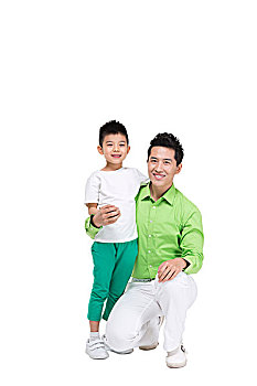 穿绿色衬衫的青年男人和小男孩