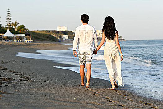 年轻,幸福伴侣,走,美女,海滩,有趣,男人,女人,穿,休闲服,后视图