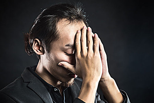亚洲男子