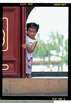 一个小女孩站在门口