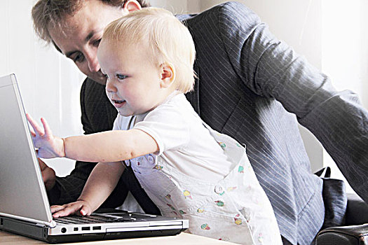 父亲,幼儿,玩,笔记本电脑