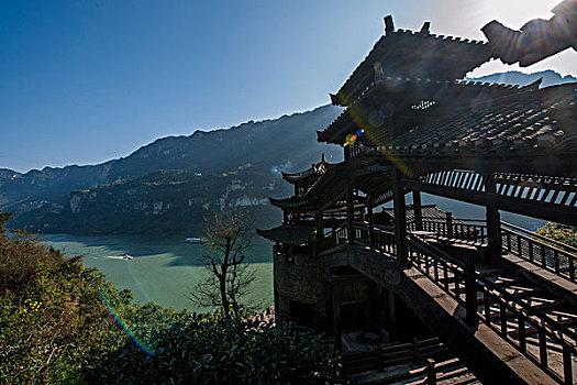 湖北夷陵长江三峡灯影峡里的,三峡人家,巴王山寨