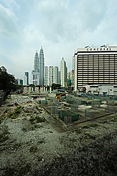 malaysia,kuala,lumpur,petronas,twin,towers,in,the,back,of,construction,site