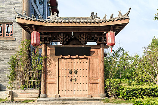 悬挂红灯笼的中式传统门楼