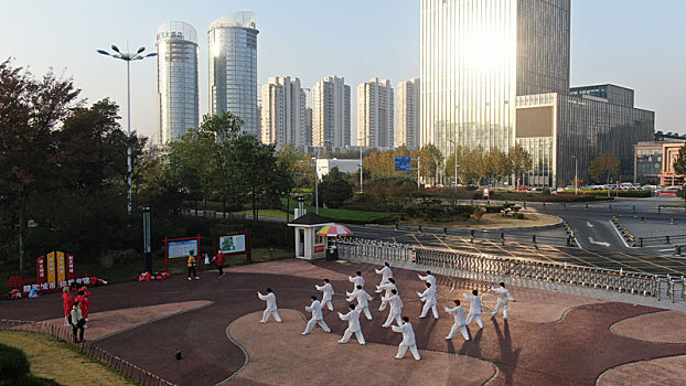 山东省日照市,市民早起晨练打太极拳,强身健体成公园里的一道风景