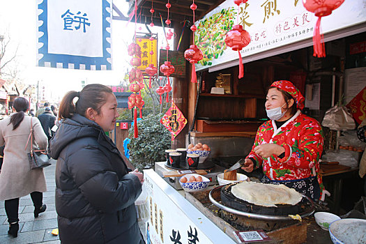 文旅市场红红火火,游客逛古街品美食享受春节假期