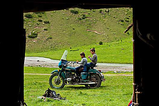 吉尔吉斯斯坦,省,山谷,风景,蒙古包,孩子,摩托车