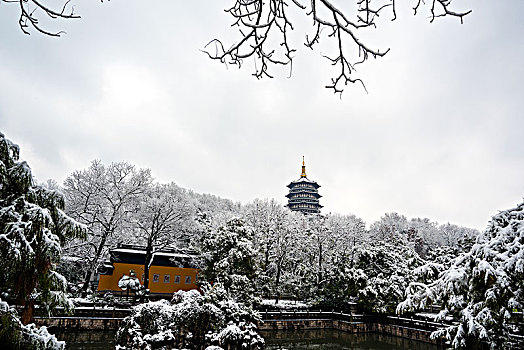 杭州西湖景区雷峰塔雪景