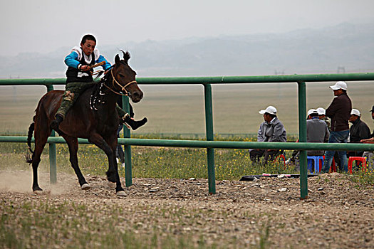 哈萨克族赛马