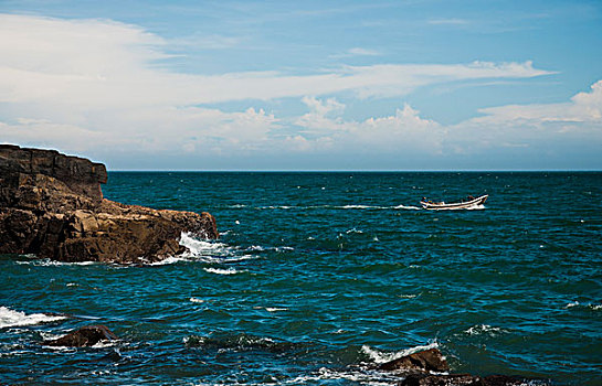 海浪与礁石