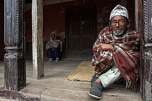 尼泊尔人,男人,包着,毯子,坐,入口,巴克塔普尔,尼泊尔,亚洲